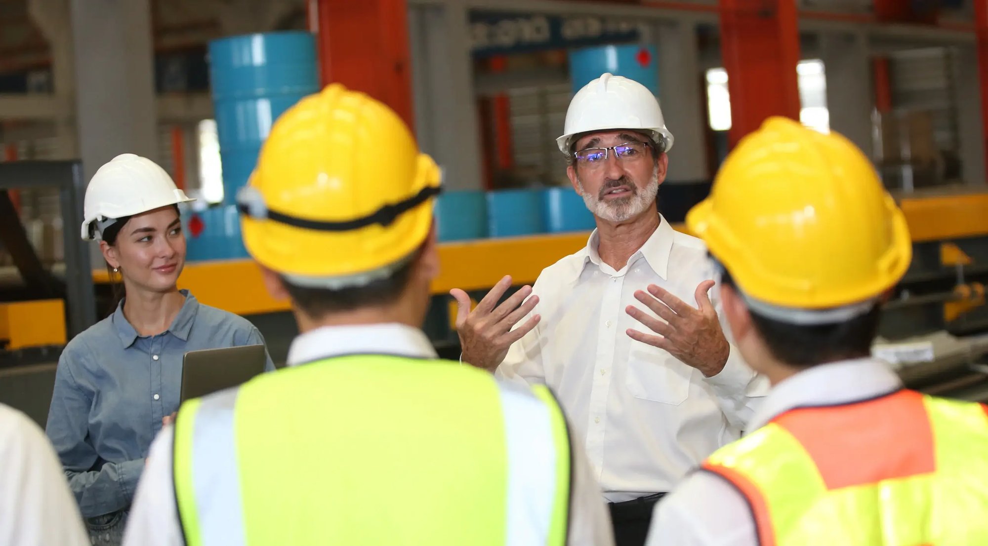 Construction-workers-being-trained